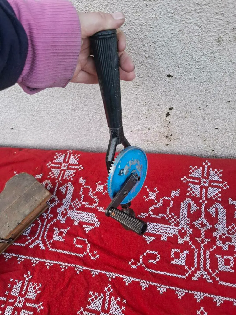 Trio of old tools possible to post - Image 4