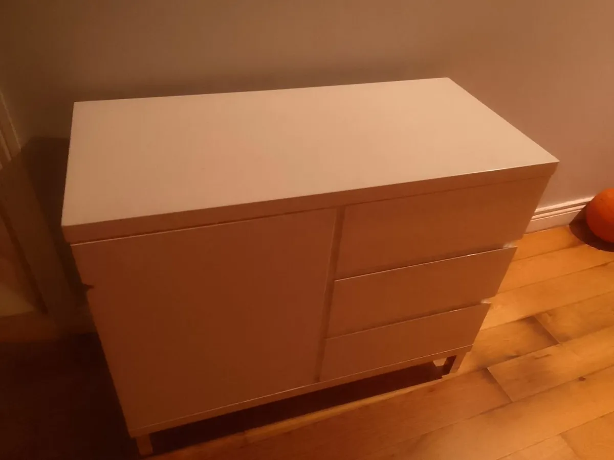 White gloss press - Image 1