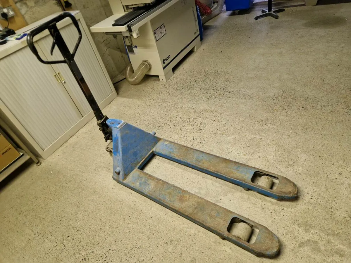 Pallet truck - Image 1