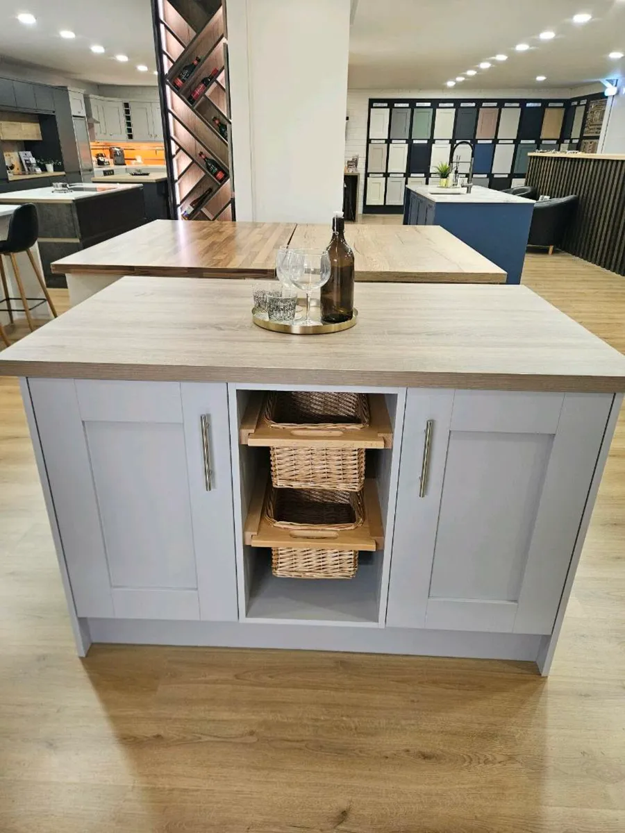 Kitchen islands - Image 1