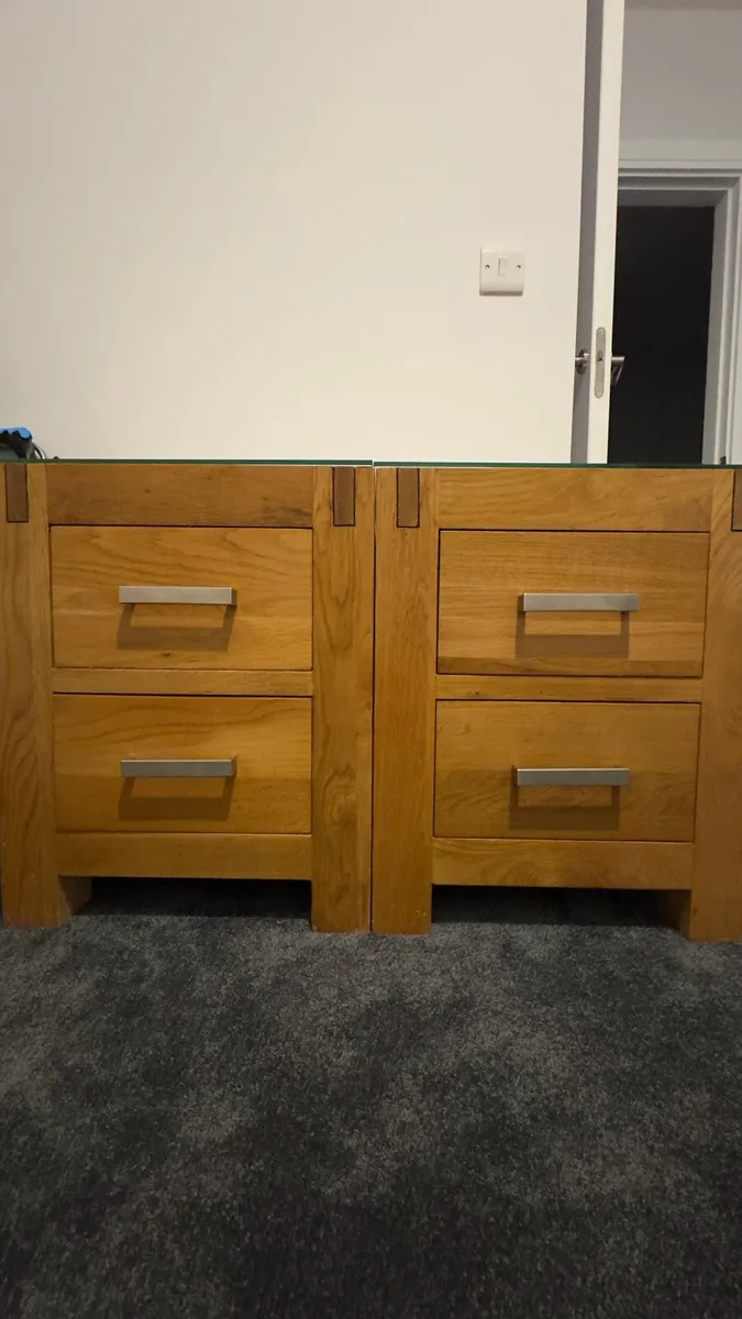 2 xx solid OAK Bedside Lockers + top glass - Image 1