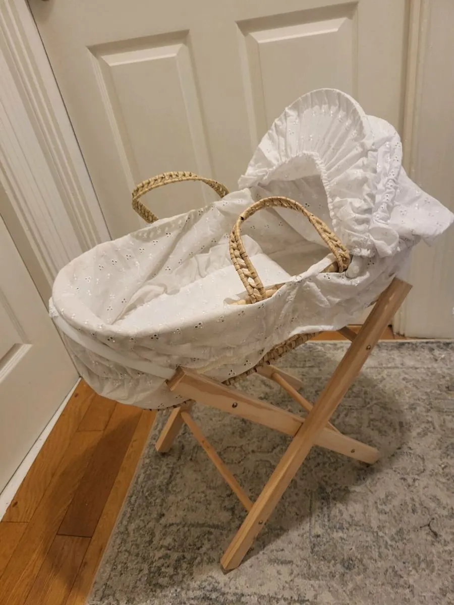 Dolls moses basket - Image 1
