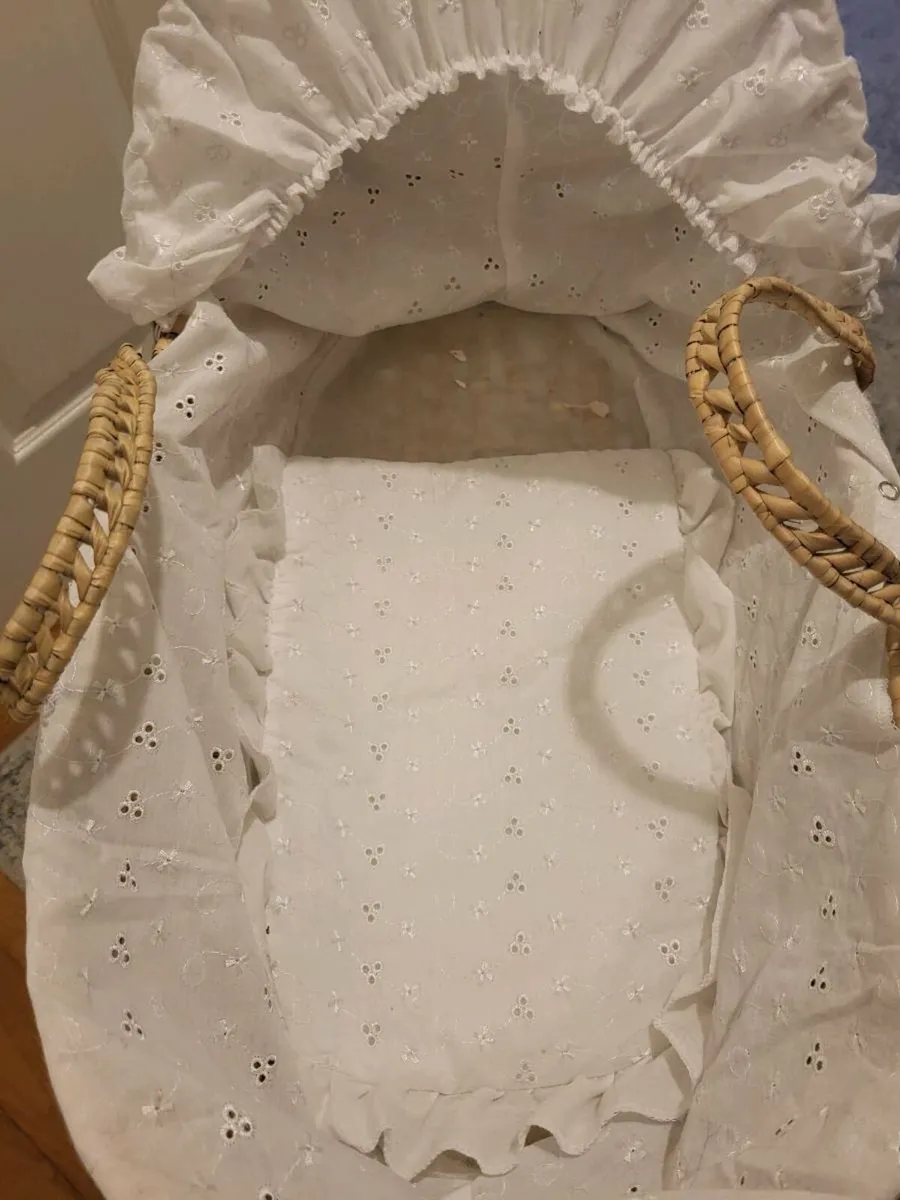 Dolls moses basket - Image 2