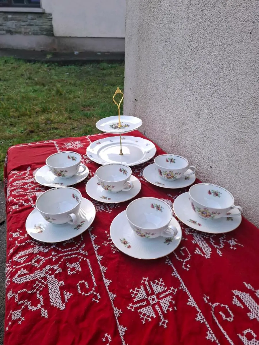 6 china cups and cake stand postage possible - Image 1