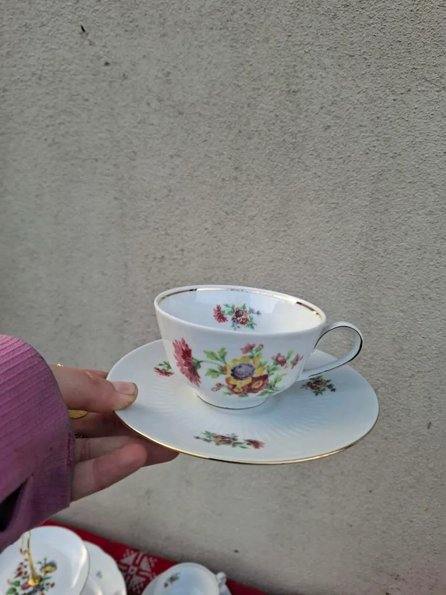 6 china cups and cake stand postage possible - Image 4