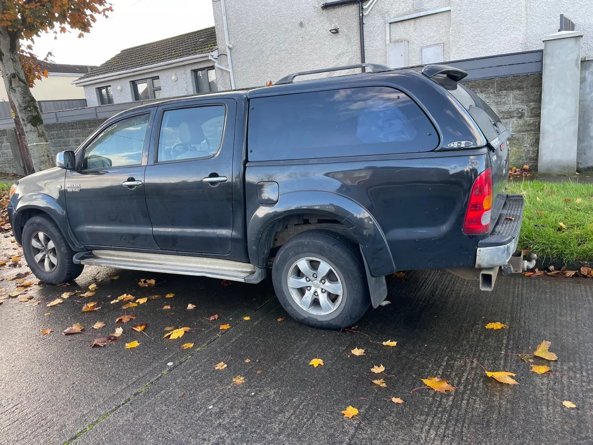 Toyota Hilux 2006 AUTOMATIC // leather - Image 2
