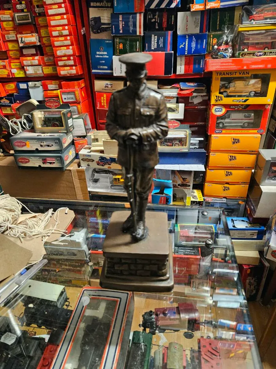Reson Figure Tomb of the Unknown Soldier - Image 1