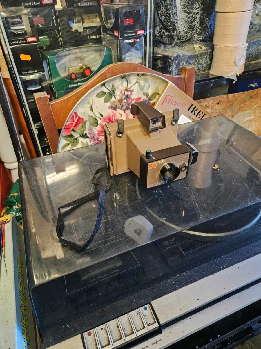 Vintage Retro Polaroid Camera - Image 1