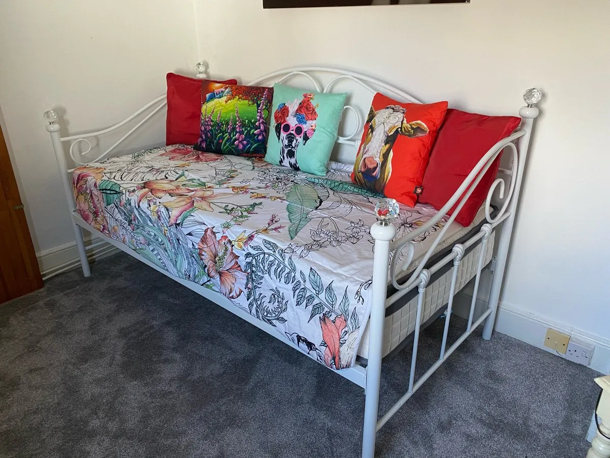 Trundle bed and nearly new mattresses - Image 1