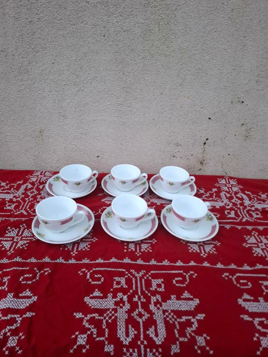 6 china floral tea cups postage possible - Image 1