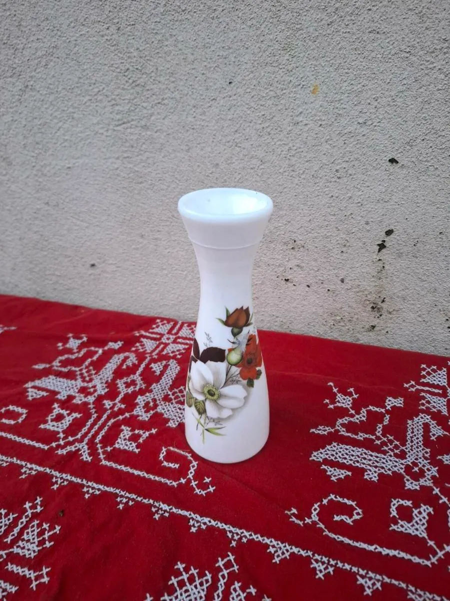 Small vintage arcopal vase postage possible