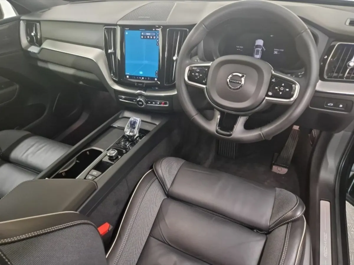 Volvo XC60 T6 PHEV Plus Dark - Image 4