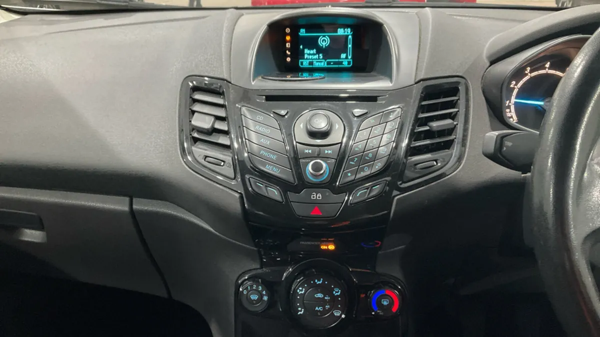 2013 Ford Fiesta 1.0 Petrol ZETEC - Image 3