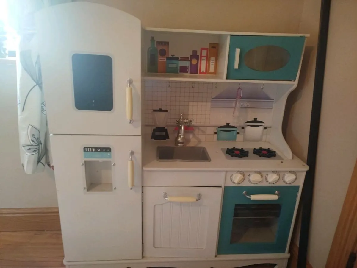 Toy kitchen - Image 1