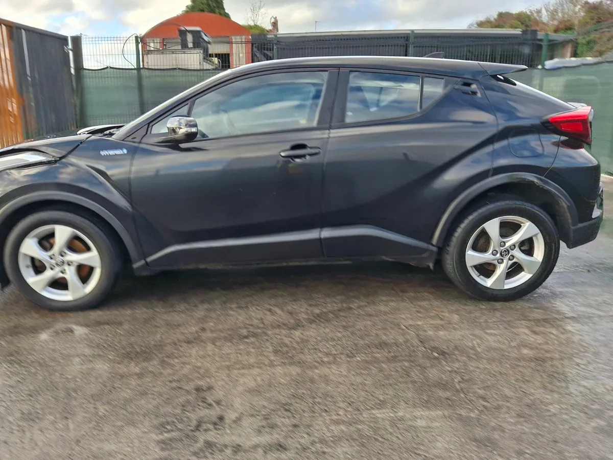 2018 Toyota CHR  Luna  Hybrid - Image 3