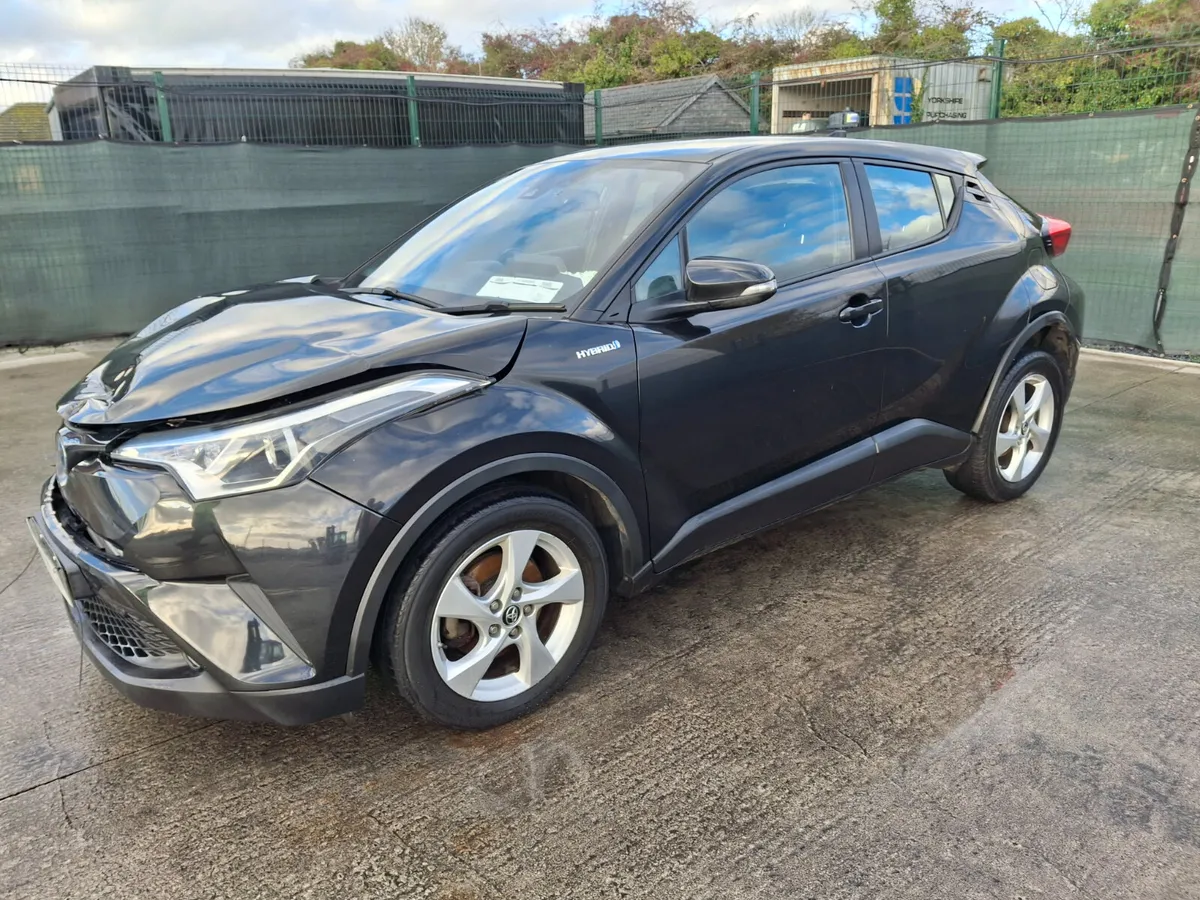 2018 Toyota CHR  Luna  Hybrid - Image 2