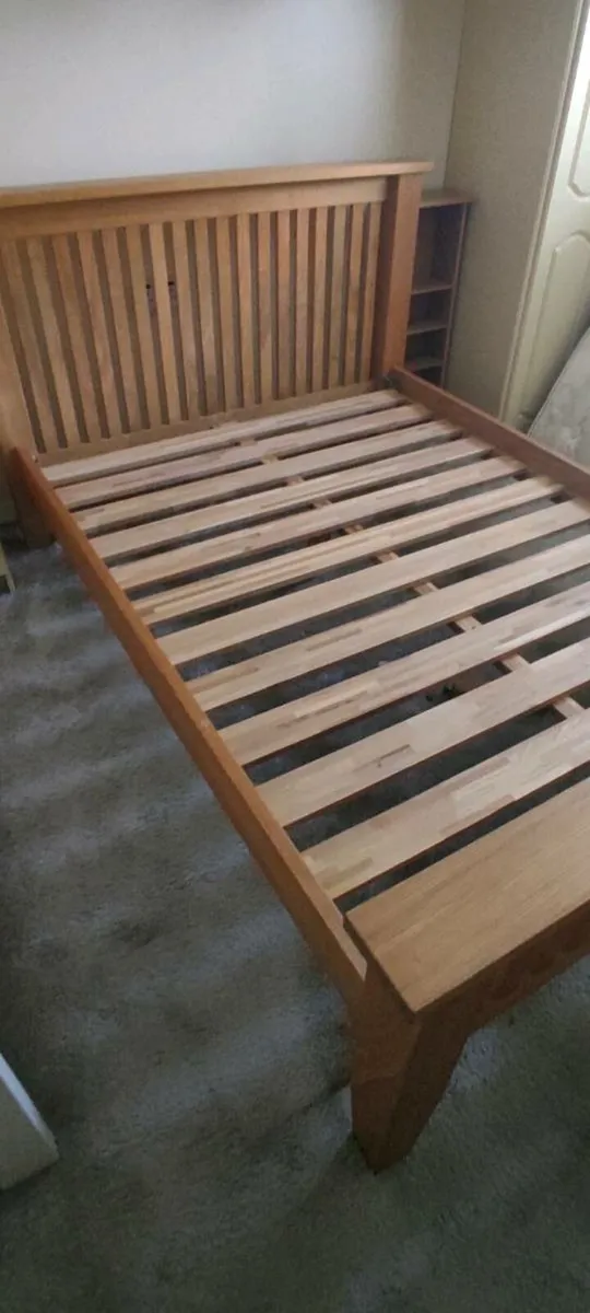 Wooden Bedframe 4'10". - Image 3