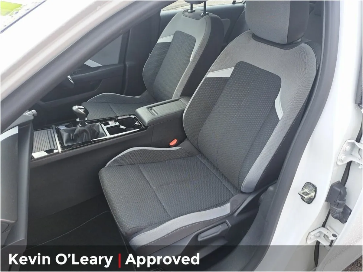 Opel Astra 1.2T SC - Image 4