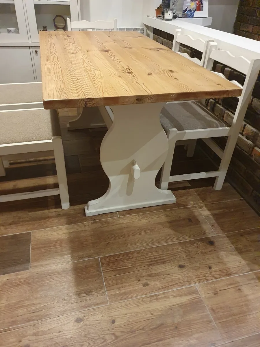 Table  and chairs - Image 1