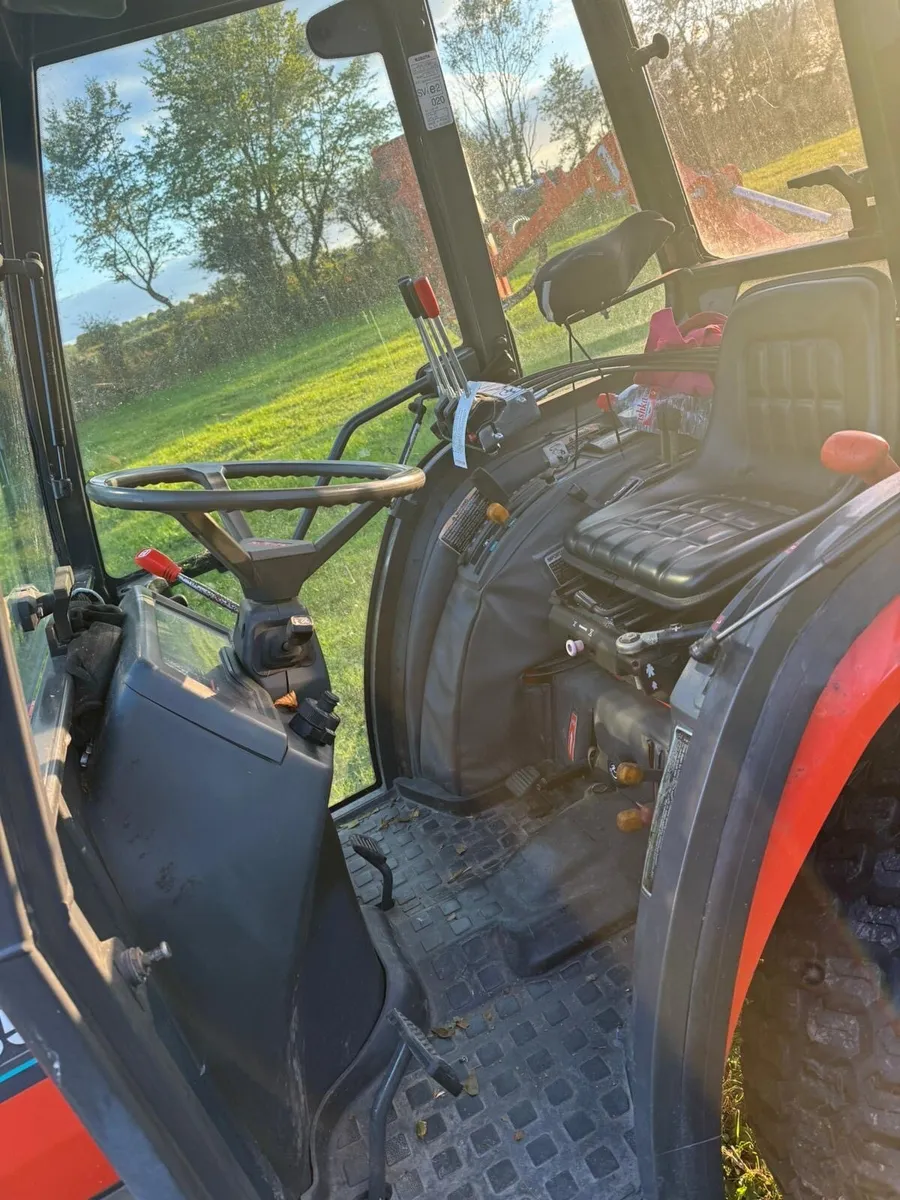 Tractor and hedge cutter - Image 2