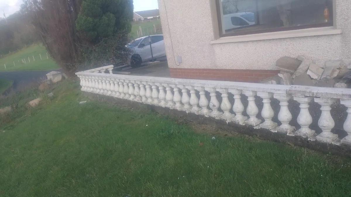 Concrete pedestal - Image 1