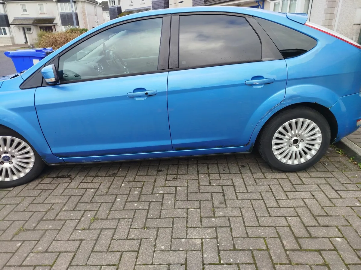 Ford Focus 2010 - Image 2