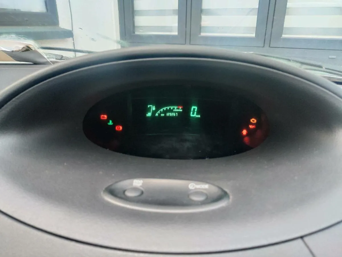 2005 Toyota Yaris low kms - Image 4