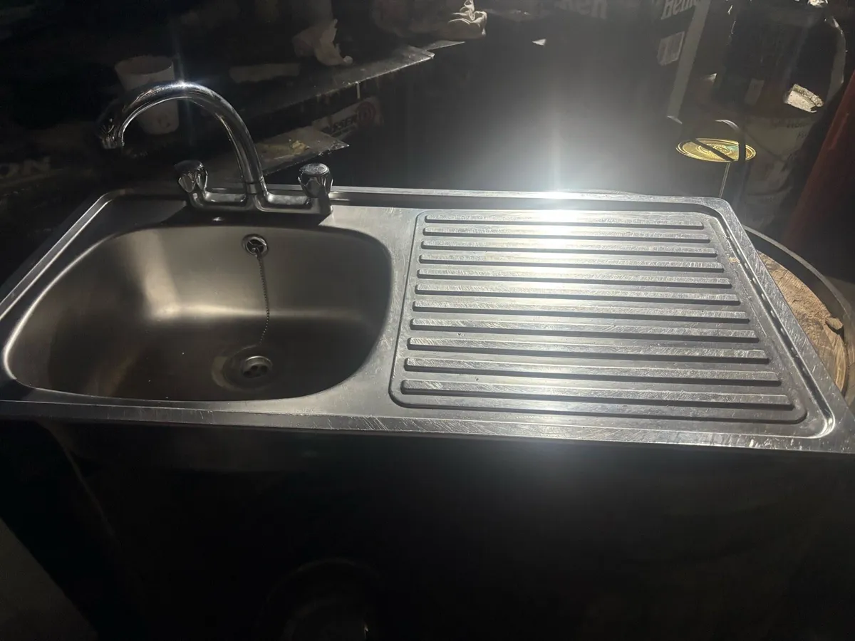 kitchen sink and Taps - Image 1