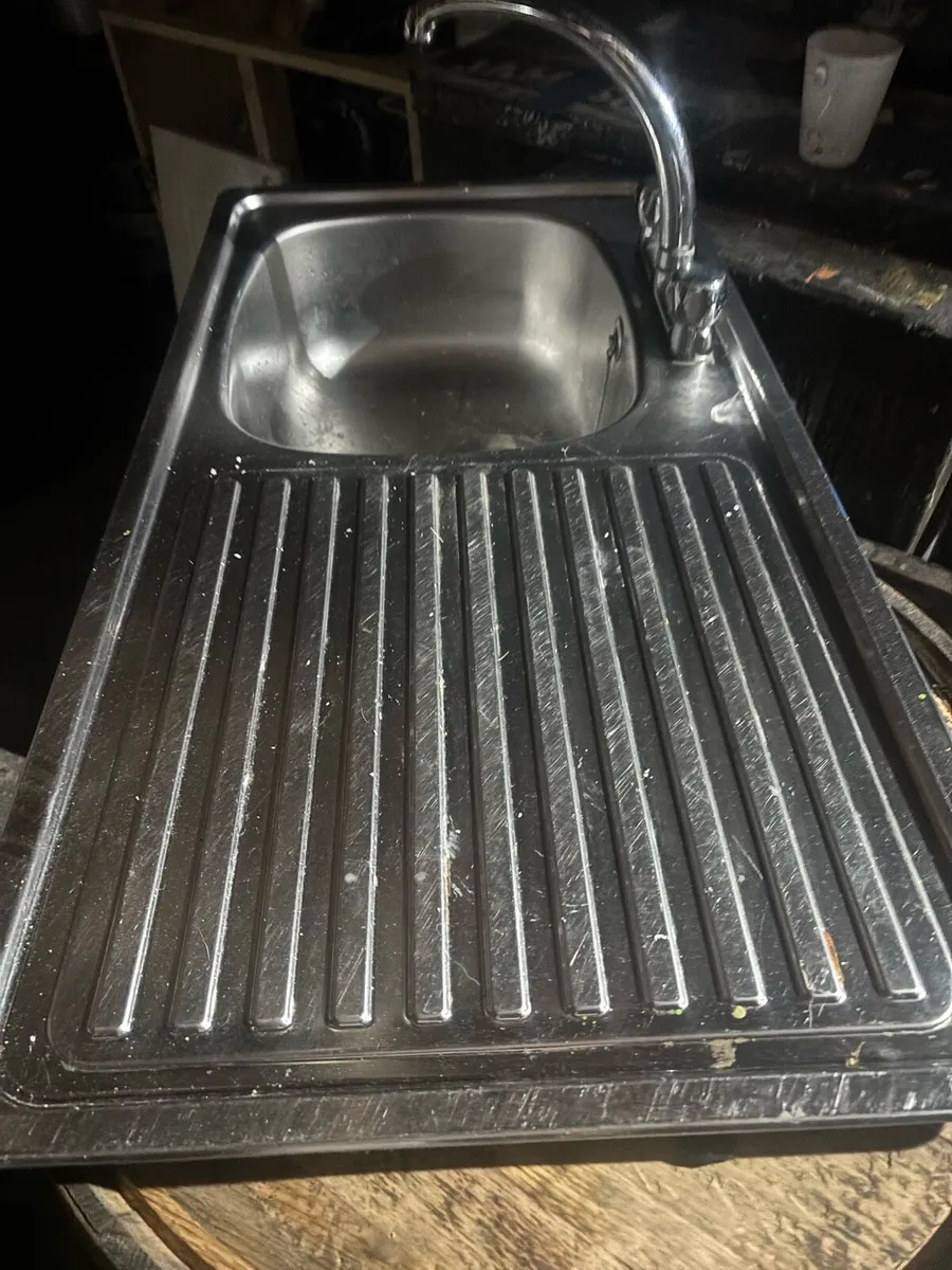 kitchen sink and Taps - Image 2