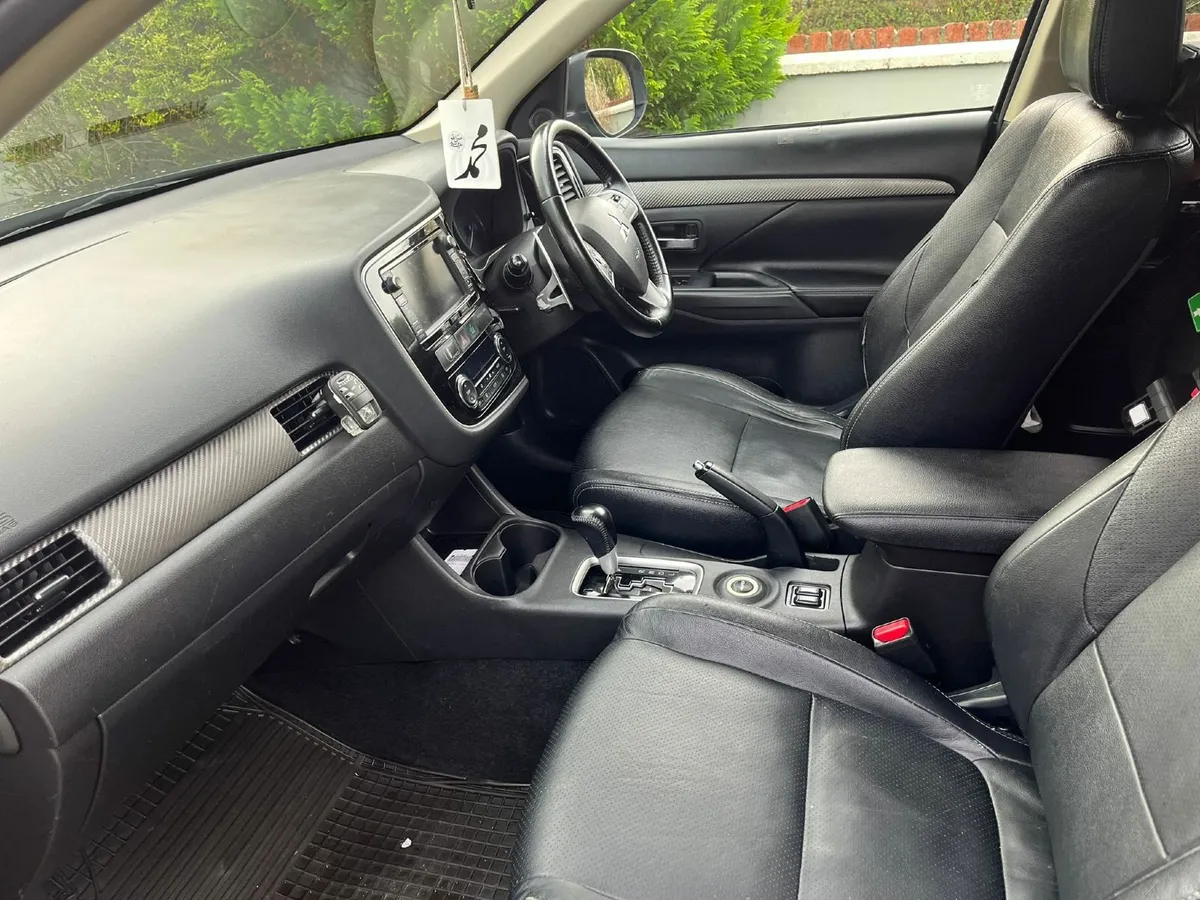 7 seater Automatic Mitsubishi Outlander 2014 - Image 4