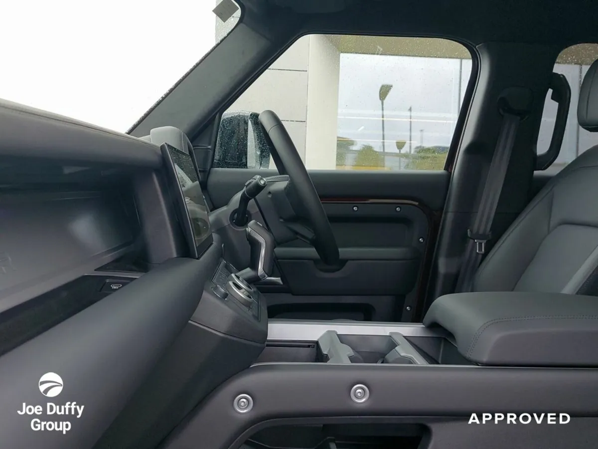 Land Rover Defender 2.0 Sedona Red Edition PHEV P3 - Image 4