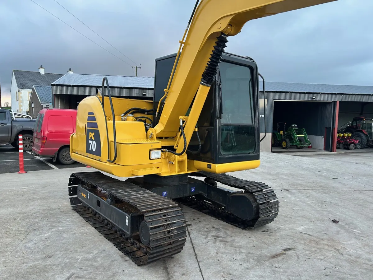 Komatsu PC 70-8, C/W Thumb Grab, Hitch + 2 Buckets - Image 3
