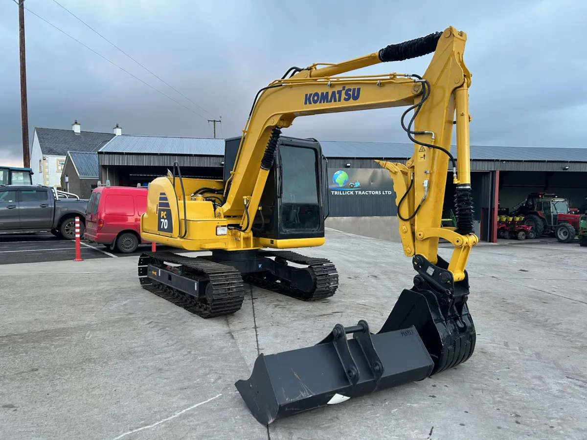 Komatsu PC 70-8, C/W Thumb Grab, Hitch + 2 Buckets - Image 2