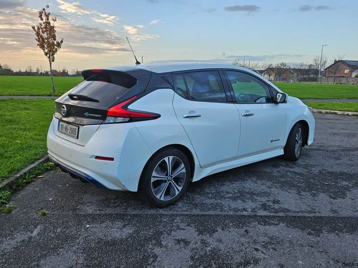 2019 Nissan Leaf SV Premium - Image 4