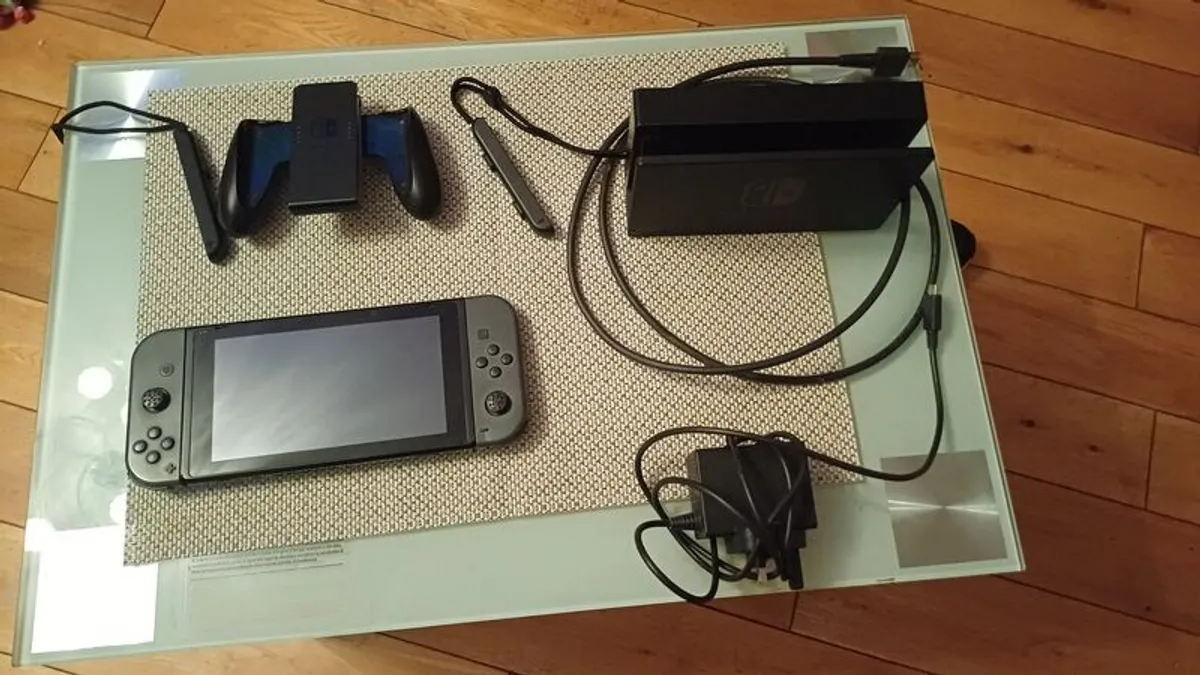 nendido switch grey 32 gb plus hello neighbour - Image 3