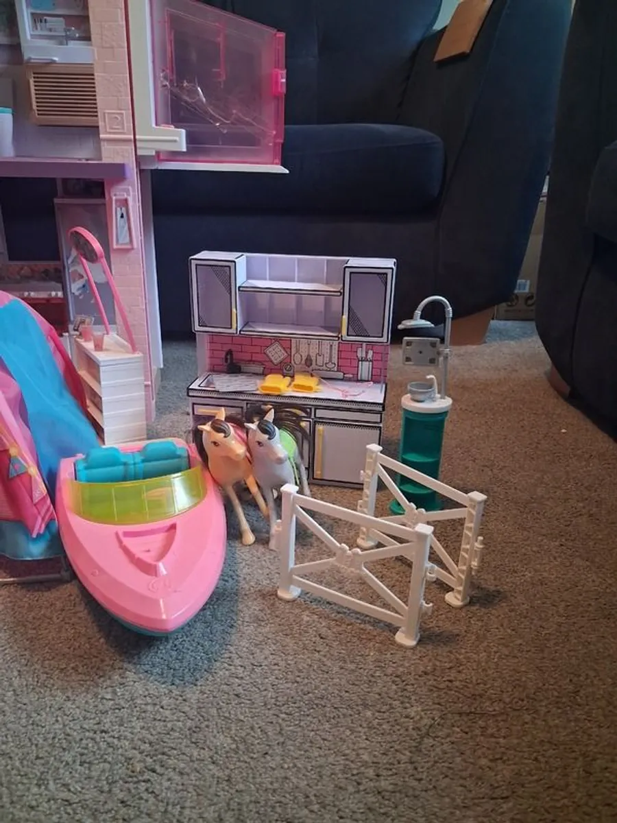 Barbie Dream House and Accessories - Image 2