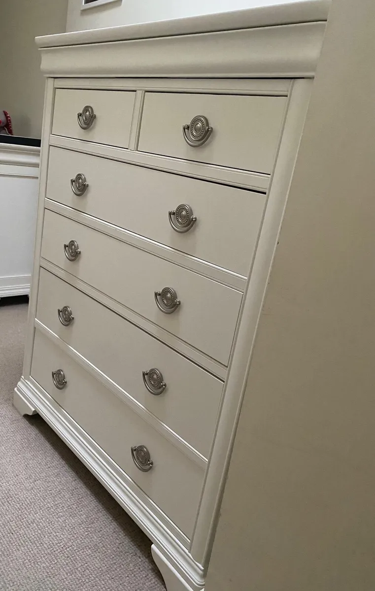 Chest of drawers