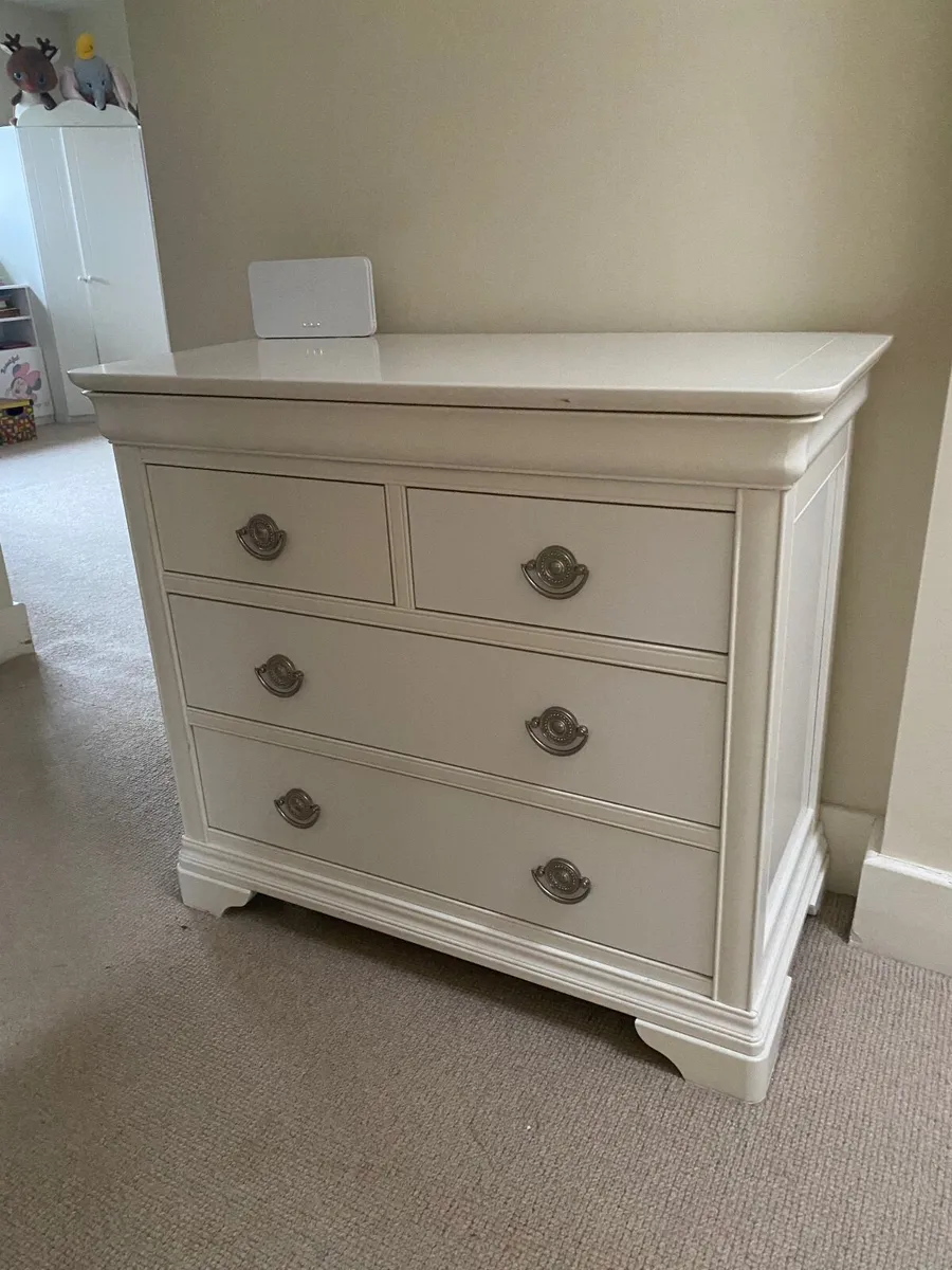 Chest of drawers
