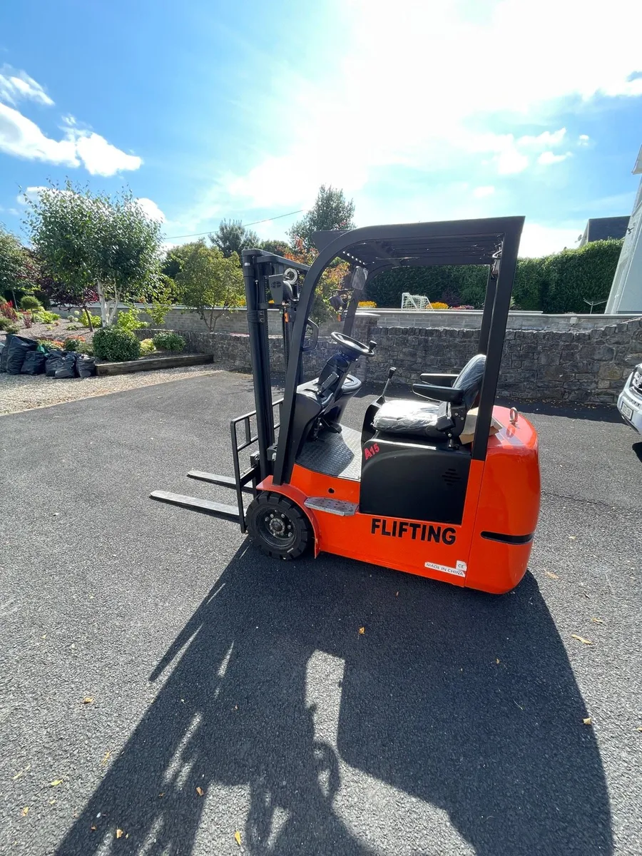 Electric forklift - Image 1