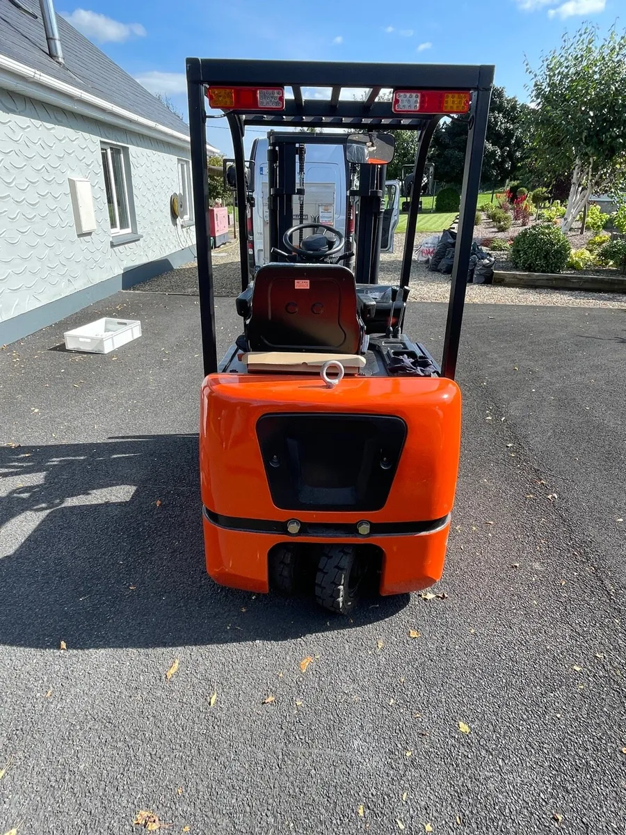 Electric forklift - Image 2