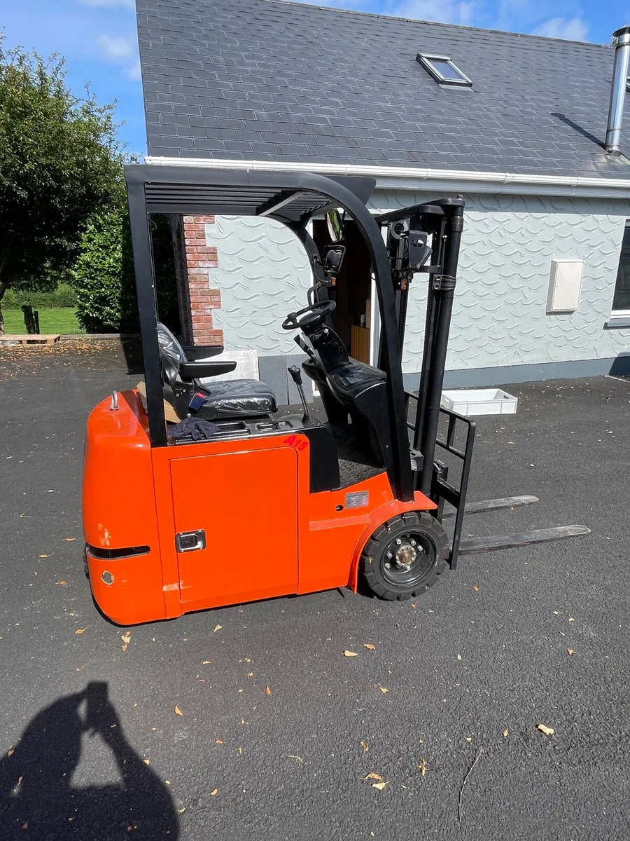 Electric forklift - Image 3