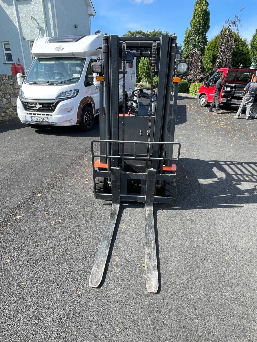 Electric forklift - Image 4