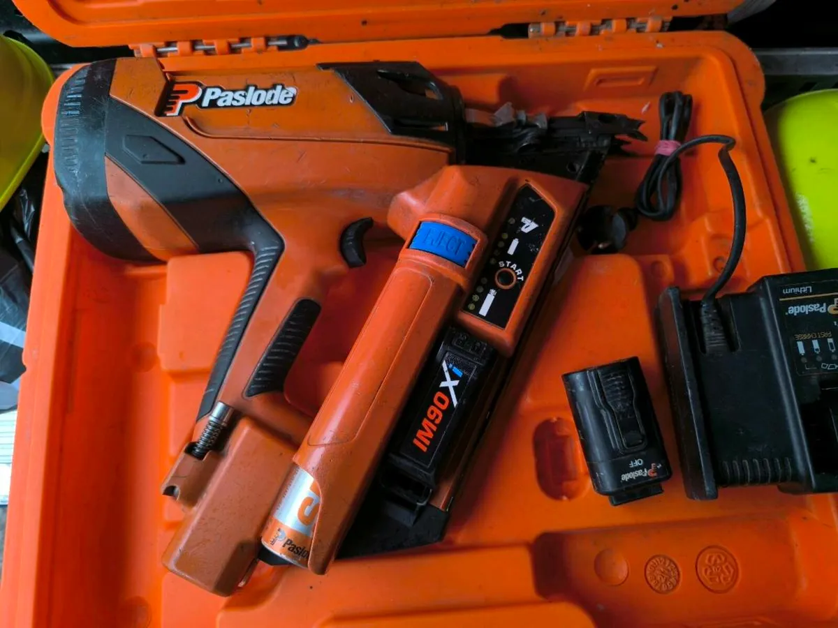 Paslode PPN 50Ci 
Baterry charger in carry case - Image 2