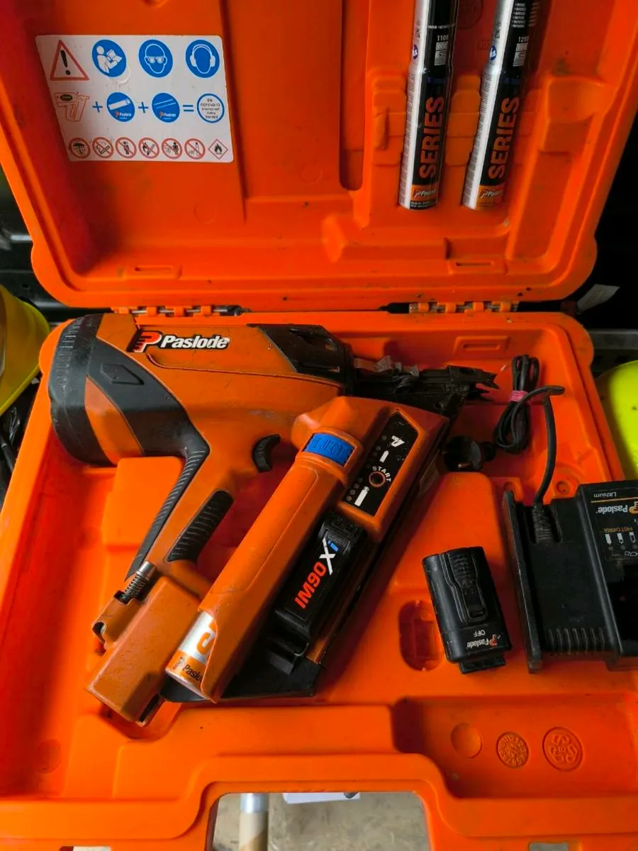 Paslode PPN 50Ci 
Baterry charger in carry case - Image 3