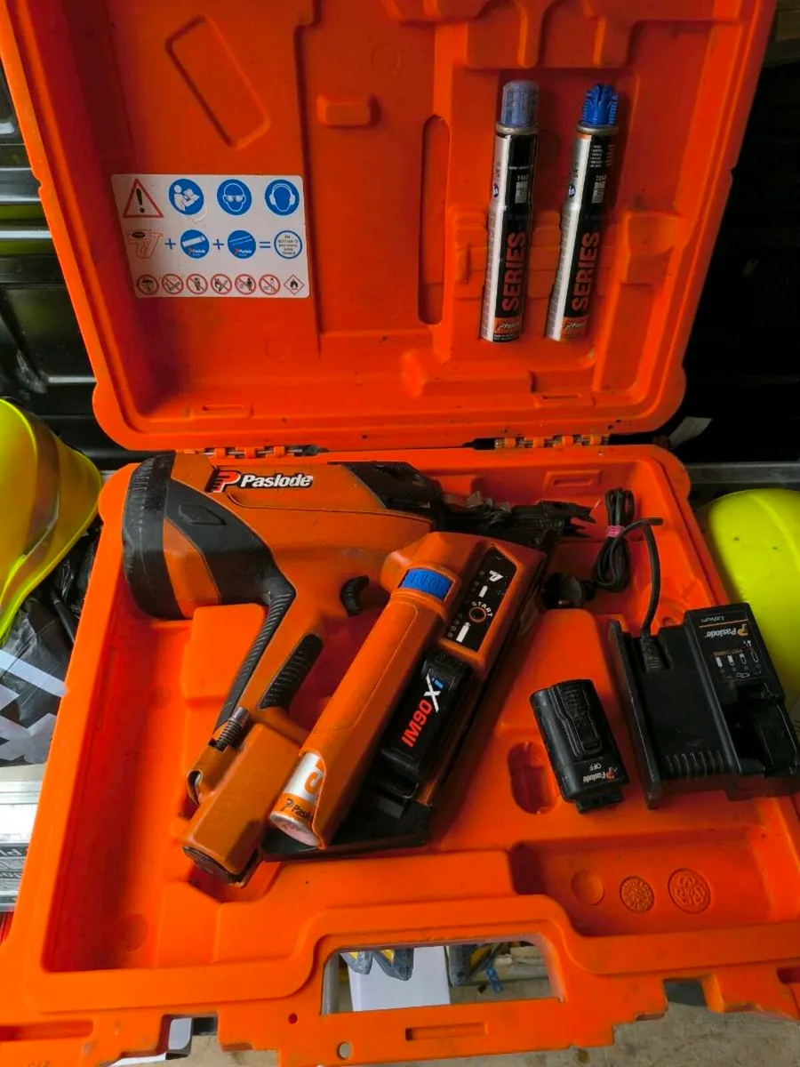 Paslode PPN 50Ci 
Baterry charger in carry case - Image 4