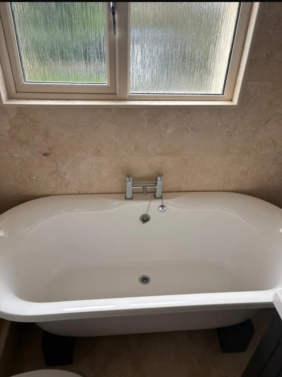 Standalone roll top bath with dark wood stand - Image 2