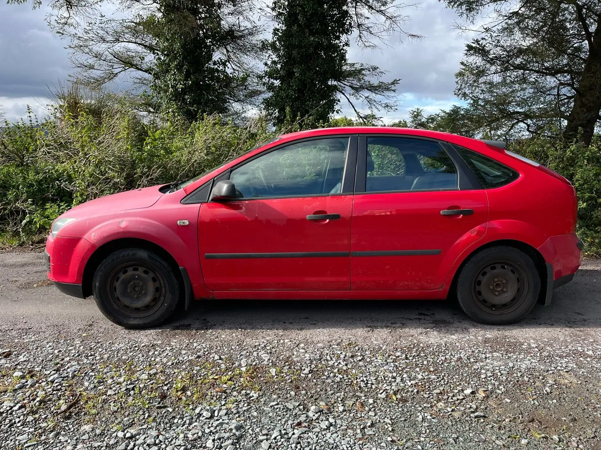 2005 Ford Focus - Image 2