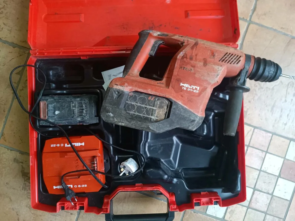 Hilti SDS hammer drill Te 30 2 batteries 12Ah - Image 1