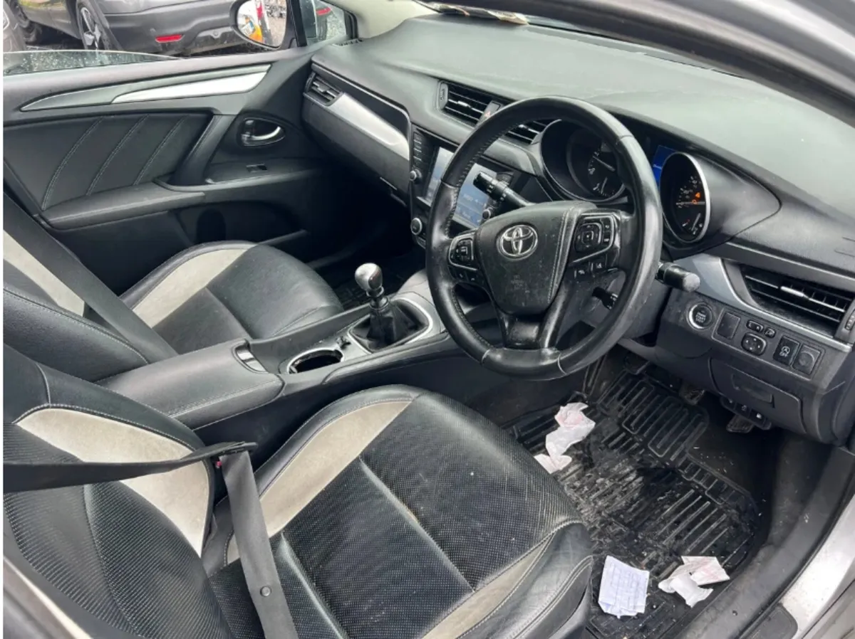 152 toyota avensis 2.0 dsl high spec drive away - Image 2