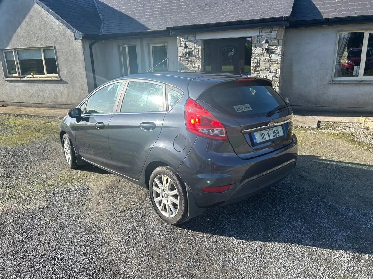 Ford Fiesta 2010 - Image 2